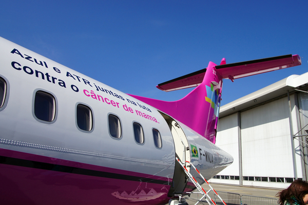 ATR 72-200 rose d'Azul contre le cancer du sein