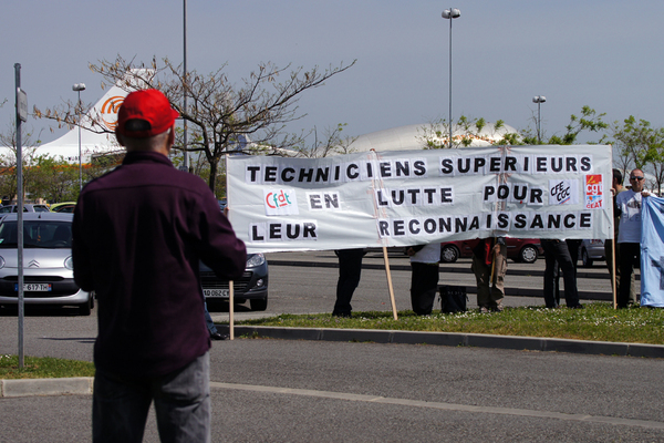 Les employés du CEAT à Toulouse manifestant avant la venue de Gérard Longuet, Ministre de la Défense