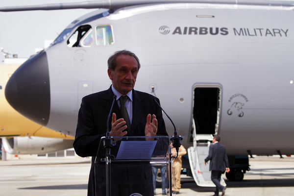 Gérard Longuet devant l'A400M