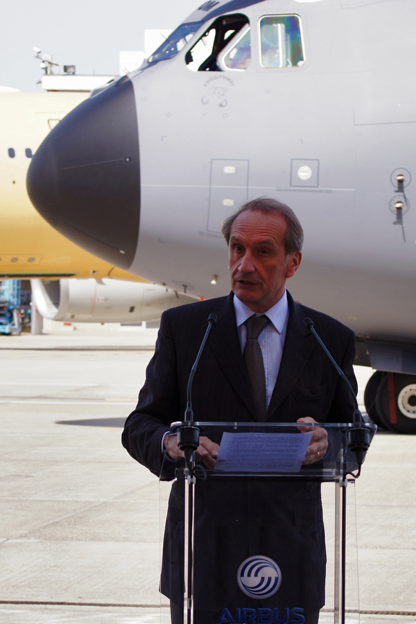 Gérard Longuet devant l'A400M