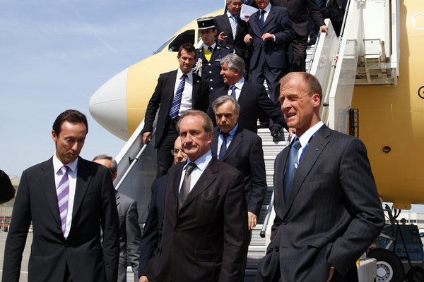 Gérard Longuet et Tom Enders devant l'A330 MRTT