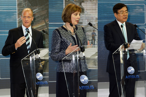 Tom Enders, Mary Ellen Jones et Yang Ho Cho à la livraison du premier A380 à Korean Air