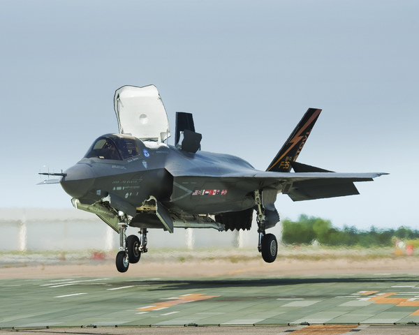 Le 100ème atterrissage verticale pour le F-35B