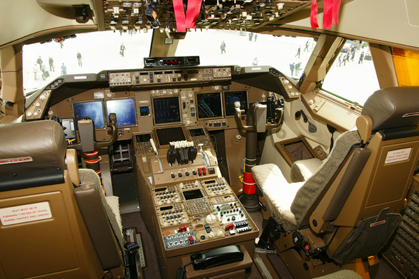 Cockpit du Boeing 747-8i au salon du Bourget 2011