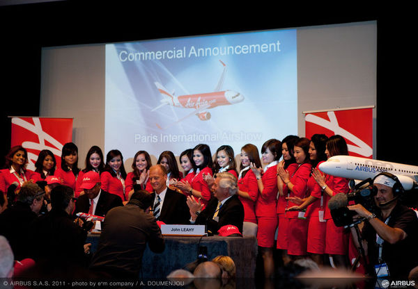 Signature du contrat d'AirAsia pour 200 A320neo au Bourget 2011