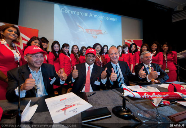 Signature du contrat d'AirAsia pour 200 A320neo au Bourget 2011