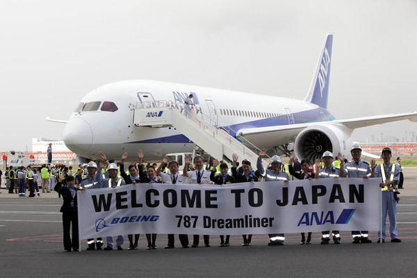 Le Boeing 787, couleurs ANA, est au japon pour effectuer des tests