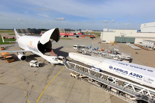 Panneau supérieur de l'aile de l'A350 en route vers l'usine de Broughton en Béluga