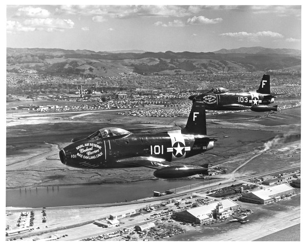 Patrouille de deux North American FJ-1 Fury du Naval Air Reserve, 1955 (Oakland)