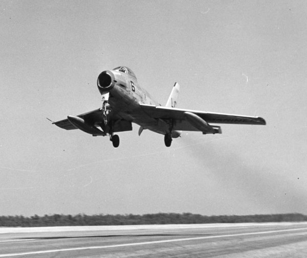 North American FJ-2 Fury de la VMF122 "Candy Stripers", MCAS Cherry Point, avec réservoirs largables