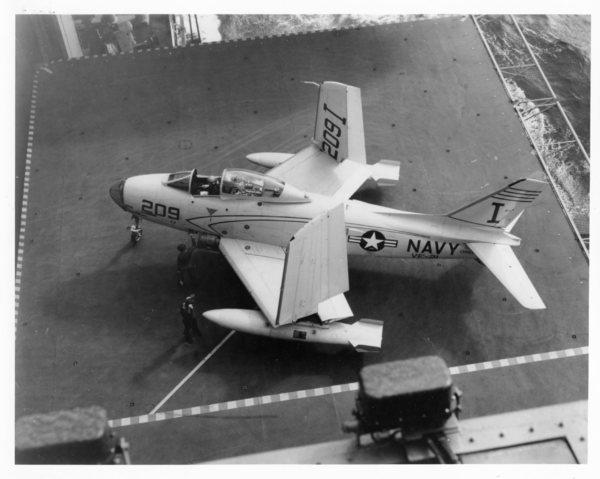 North American FJ-3 Fury de la VF-21 "Mach Busters" en 1956 sur l'USS Forrestal, avec cache sur l'entrée d'air. 