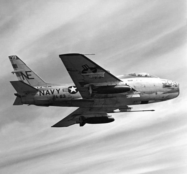 North American FJ-4B Fury de la VA-63 avec deux bombes, 1955