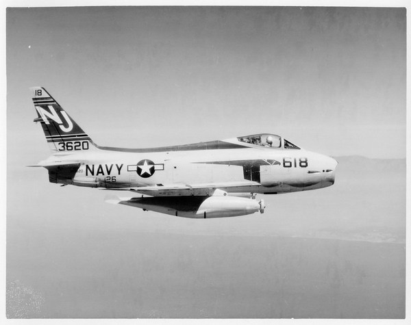 North American FJ-4B Fury de la VA-126 avec réservoirs largables de ravitaillement, 1955
