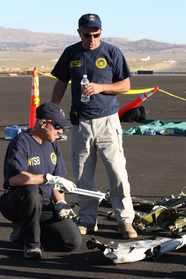 Des enquêteurs du NTSB rassemblent les pièces du puzzle afin de trouver la cause de l'écrasement