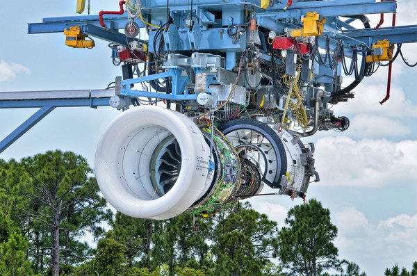 Moteur Pratt & Whitney PW1217G sur le banc d'essai