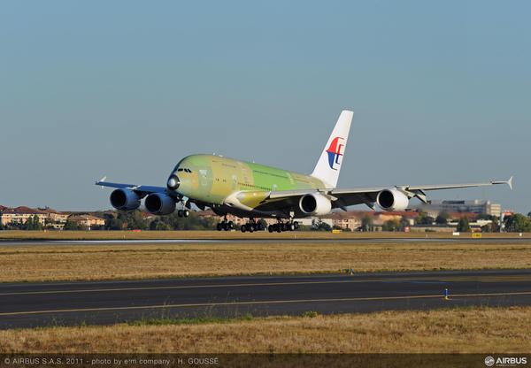 Premier vol du premier Airbus A380 de Malaysia Airlines