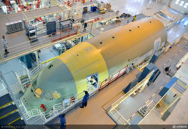 Assemblage de la section avant de 21 mètres de l'Airbus A350 à Saint-Nazaire