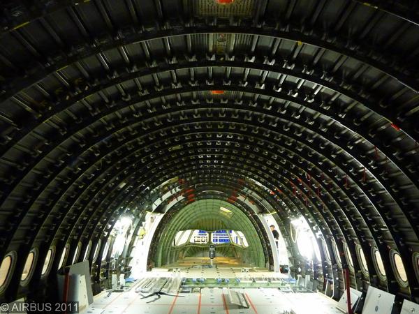 La section avant de 21 mètres de l'Airbus A350 à Saint-Nazaire vue de l'intérieur