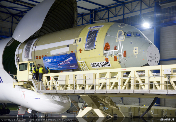 La section avant de l'Airbus A350 arrivant à Toulouse par Beluga