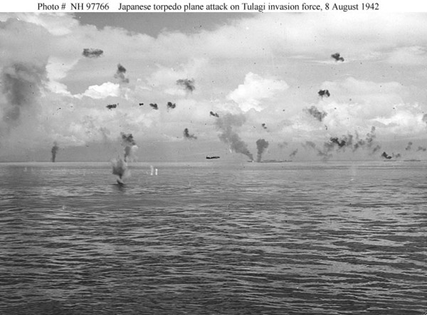 Attaque de la flotte américaine au large de Tulagi par un G4M Betty, Août 1942