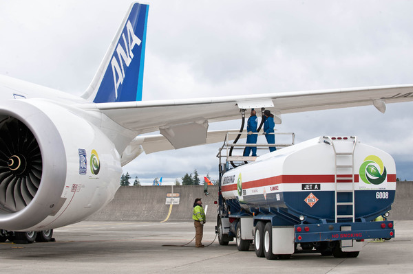 Ravitaillement du Boeing 787 en Biocarburant.
