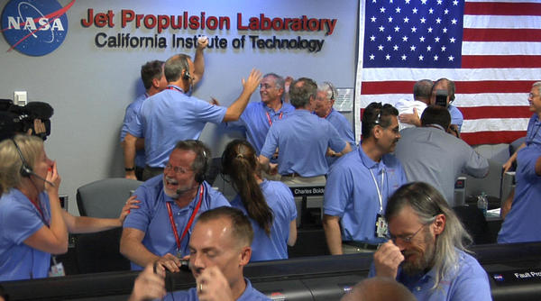 Des ingénieurs de la NASA célèbrent l'atterrissage du rover Curiosity sur Mars