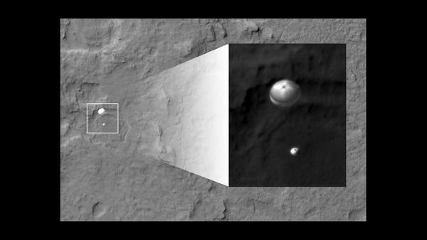 La rover Curiosity avec son parachute déployé vu de l'orbiteur Mars Odyssey 340 km plus haut