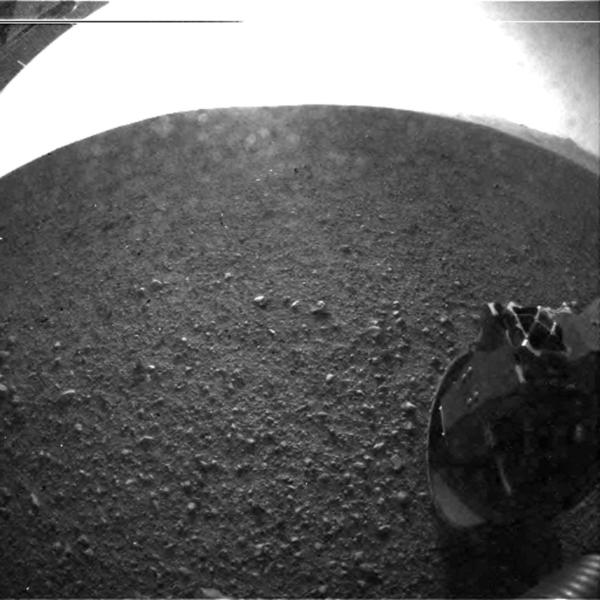 Une des premières images du sol martien envoyée sur Terre par Curiosity