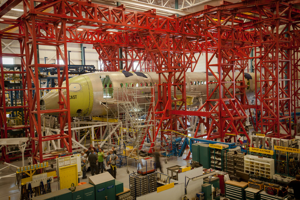 Assemblage de la cellule statique de l'avion CSeries aux installations d’essais de Bombardier à St-Laurent (Québec).