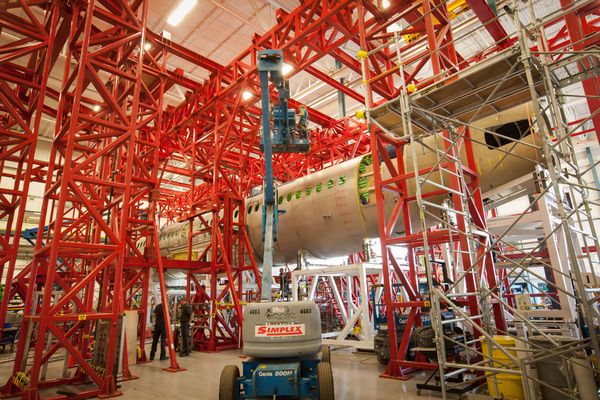 Assemblage de la cellule statique de l'avion CSeries aux installations d’essais de Bombardier à St-Laurent (Québec).