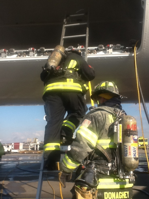 Des pompiers du service d'incendie de la ville de Boston dans le Boeing 787 de Japan Airlines