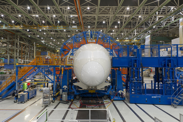Premier Boeing 787-9 en cours d'assemblage final