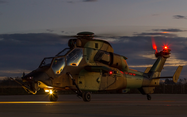 L’un des deux EC665 - Tigre HAD reçus par le 1er RHC, au départ pour un vol de nuit