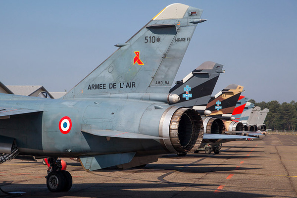 Alignement de 5 Mirage F1 – au fond, la relève avec deux Rafale du Normandie-Niémen
