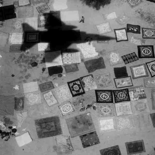 un Mirage F1 photographie sa propre ombre durant une reconnaissance sur un camp