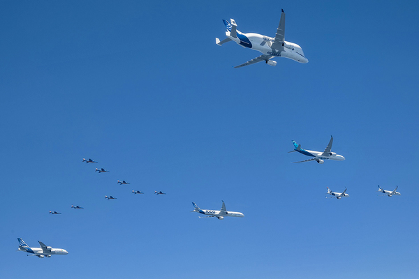 vol en formation - 50 ans d'Airbus