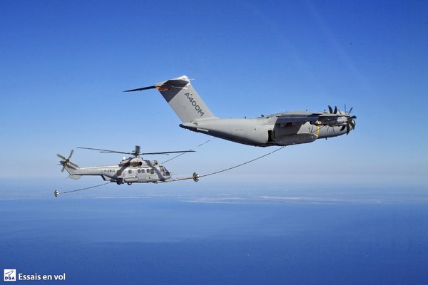 Airbus A400M et hélicoptère 