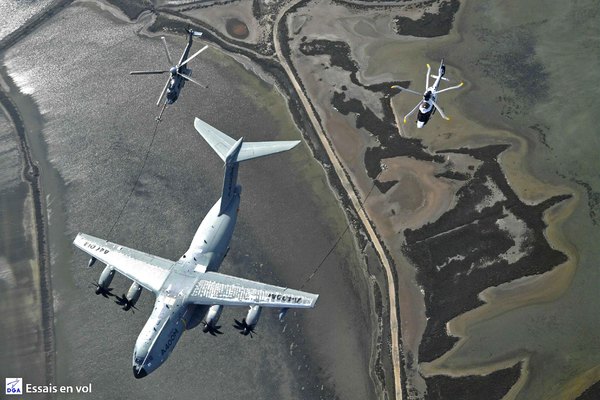 Airbus A400M et hélicoptère 