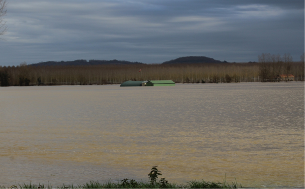 Les hangars de Villeton sous l'eau 