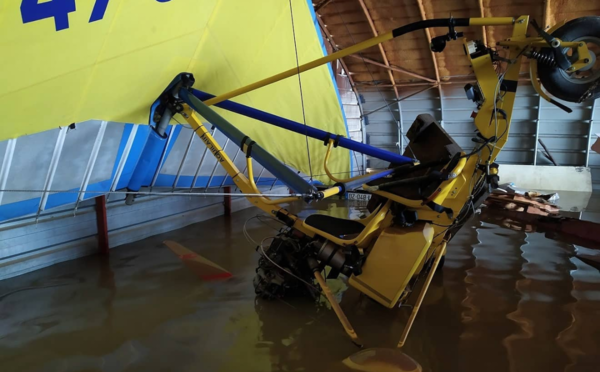 Un pendulaire, moteur dans l'eau, Base ULM de Fourques