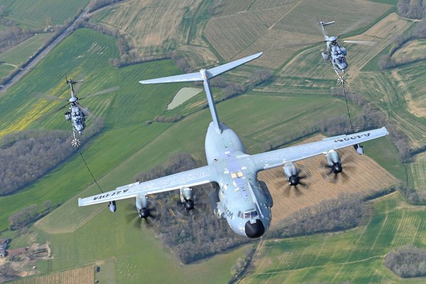 Airbus A400M : ravitaillement en vol d'un hélicoptère 