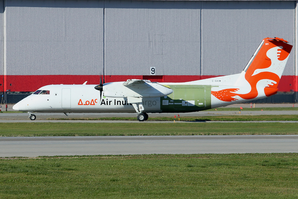 Premier Dash 8 Air Inuit à porte cargo surdimensionnée 