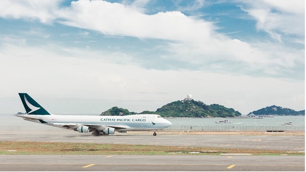 Atterrissage d'un Boeing 747 de Cathay sur la 3e piste de Hong Kong