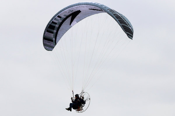 Mondial de l'ULM : l'équipe de France de paramoteurs fait le show 