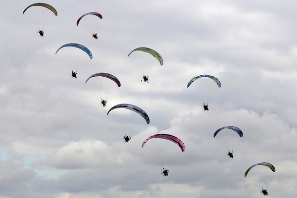 Mondial de l'ULM : l'équipe de France de paramoteurs fait le show 