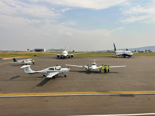  DA40 NG et DA42-VI d'Akagera à l'aéroport international de Kigali, au Rwanda