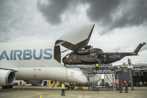 Un hélicoptère CH53 chargé dans le Beluga