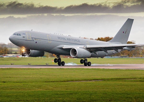 L'Airbus A330MRTT RAF Voyager décolle de RAF Brize Norton pour la première fois propulsé par 100% SAF sur les deux moteurs. 