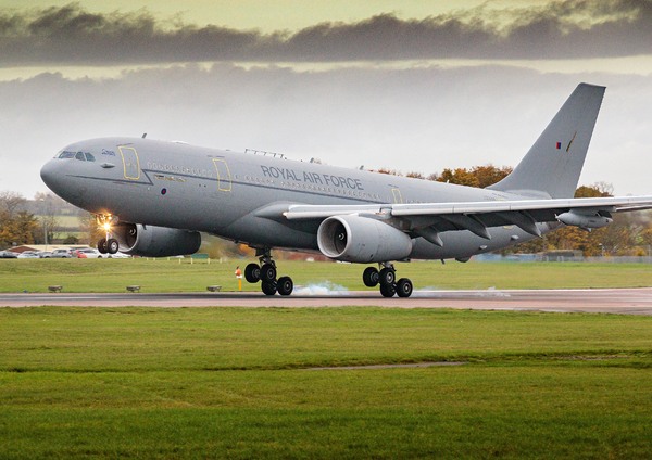 L'Airbus A330MRTT RAF Voyager décolle de RAF Brize Norton pour la première fois propulsé par 100% SAF sur les deux moteurs. 