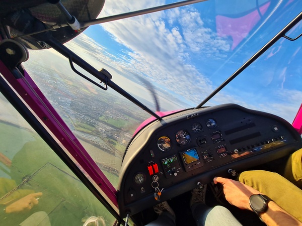 Un jeune pilote dessine un 2023 avec un ULM